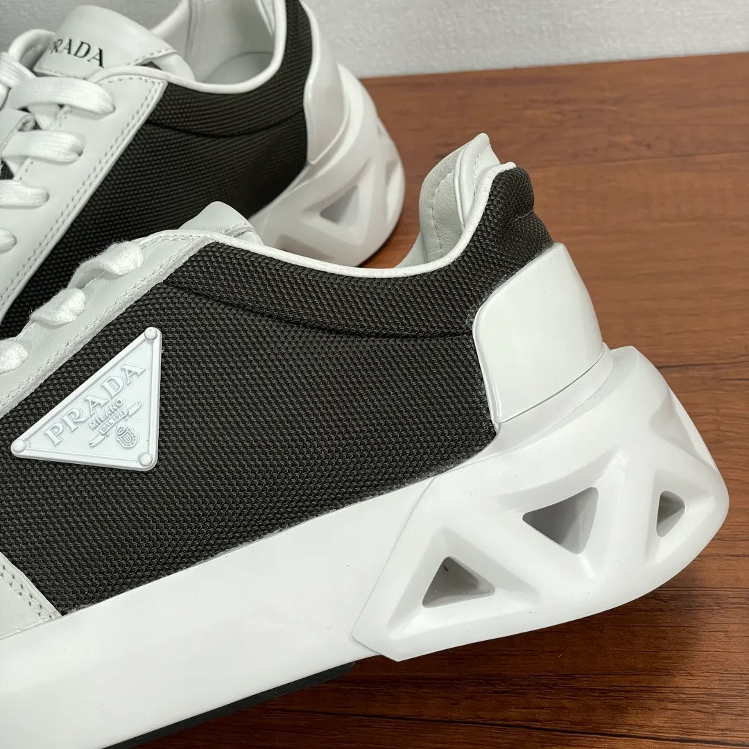 💰720 Code: YS003342 Prada/Prada men's new mesh stitching sneakers. This sneaker presents a modern version, reinterpreting the brand's archive style with clean lines and smooth details. The shoes are made of calf leather and technical fabric, with a triangular metal logo on the outside, bright TPU decoration on the heel, and a longer and padded inner heel design for a more comfortable fit. The tongue is decorated with a silk-screen logo, and is paired with a hollow rubber sole on the heel. The full cowhide lining comes standard with logo cowhide foot pads, making the upper foot taller, more comfortable, and versatile! Comes with full original packaging! Code number: 39-40-41-42-43-44 Standard leather shoe size (45 can be customized and returns are not supported) Item number: 2EE918 mesh dark green